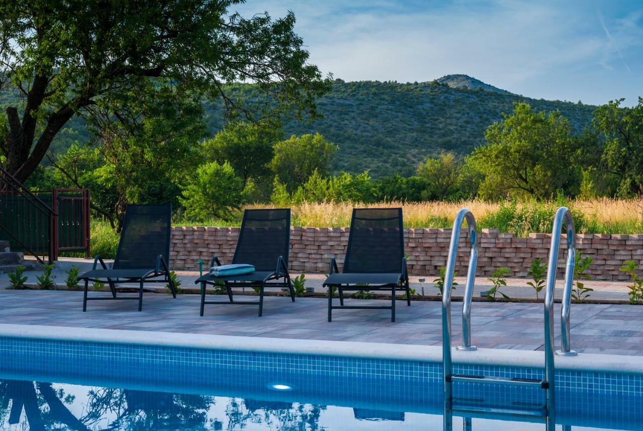Central Dalmatian Pool&Grill House Gustirna Exterior foto